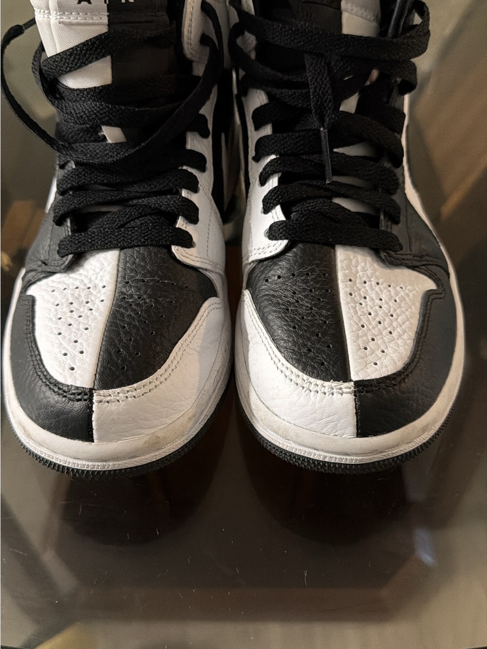 AIR JORDAN 1 MID SE - SPLIT BLACK & WHITE